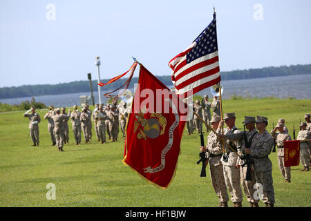 Un garde du corps des marines tient le drapeau américain à côté du drapeau du Marine Corps tandis que l'hymne national joue au cours d'une cérémonie de passation de commandement à bord de Camp Lejeune, en Caroline du Nord, le 26 juin 2013. Le lieutenant-colonel Denise M. Mull, le commandant du bataillon logistique de combat, 2 Régiment de logistique de combat 27, 2e Groupe logistique maritime, a quitté le commandement au Lieutenant-colonel William C. Stophel. (U.S. Marine Corps photo par Lance Cpl. Shawn Valosin) Bataillon logistique de combat 2 Cérémonie de passation de commandement 130626-M-IU187-062 Banque D'Images
