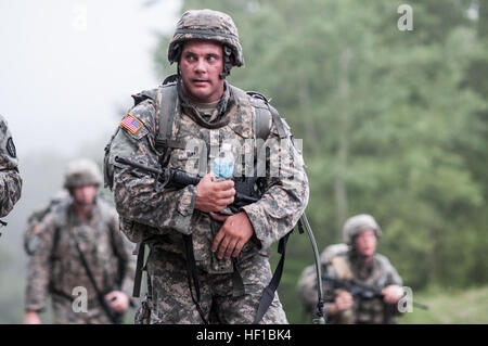 Un spécialiste de la réserve de l'armée participe à la marche de 10 km à la compétition de meilleur guerrier de la réserve de l'armée américaine 2013 à Fort McCoy, Wisconsin, juin 26. Les soldats ont un temps fixe pour terminer le cours. La compétition identifie les meilleurs sous-officiers et les soldats juniors enrôlés pour représenter la réserve de l'Armée de terre dans la compétition du meilleur guerrier du département de l'Armée à Fort Lee, en Virginie Banque D'Images