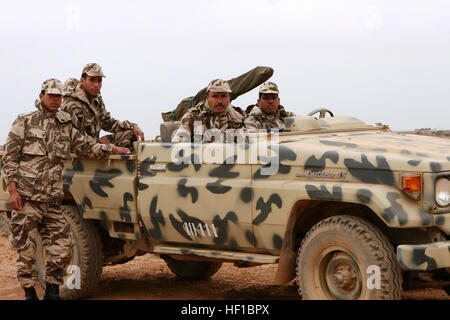 Des soldats marocains posent pour une photo avant de participer à l'exercice final avec les Marines américains affectés au 2e Bataillon, 23e Régiment de Marines au cap Draa, Maroc, le 25 avril 2007, lors de l'African Lion 2007. Lion d'Afrique est un exercice bilatéral États-Unis-Maroc conçu pour améliorer l'interopérabilité et la compréhension mutuelle de tactiques, techniques et procédures. (U.S. Marine Corps photo prise par le sergent d'artillerie. Sharon/Alicia Molik) Parution militaire marocain Toyota Land Cruiser Banque D'Images