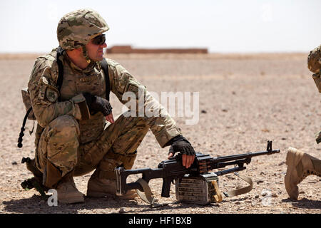 Un soldat de l'armée géorgienne affecté à la 33e Bataillon d'infanterie légère attend à un point d'extraction pour le transport aérien au cours de l'opération Northern Lion II dans la province de Helmand, Afghanistan, le 3 juillet 2013. Lion du Nord II était une opération dirigée par l'géorgienne menée pour empêcher les insurgés, d'établir une présence, et recueillir de l'intelligence humaine dans la région. (U.S. Marine Corps photo par le Cpl. Alejandro Pena/libéré) des Marines américains et des soldats de l'armée géorgienne conduite l'opération Northern Lion II, Partie II 130703-M-YH552-0816 Banque D'Images