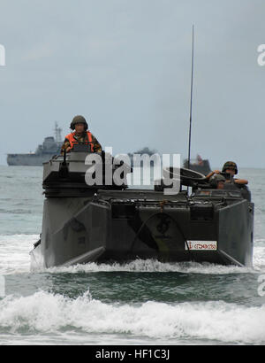 0705011-M-3819R-093 HATYAO BEACH, Thaïlande (11 mai 2007) - Royal Thai Marines storm à terre dans un assaut amphibie véhicule lors d'un raid amphibie de l'exercice dans Hatyao Beach à Chon Buri, Thaïlande. La formation faisait partie de l'or 2007 Cobra, un américain annuel et Thai exercice multilatéral visant à assurer la paix et à renforcer la capacité de l'armée royale de Thaïlande La Thaïlande pour se défendre ou de répondre à des situations régionales. U.S. Marine Corps photo par le Sgt. Ethan E. Rocke (libéré) US Navy 070511-M-3819R-093 Thai Royal Marines storm à terre dans un assaut amphibie Banque D'Images