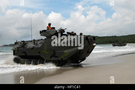 070511-3819R-102 HATYAO BEACH, Thaïlande (11 mai 2007) - Royal Thai Marines storm à terre dans un assaut amphibie véhicule lors d'un raid amphibie de l'exercice dans Hatyao Beach à Chon Buri, Thaïlande. La formation faisait partie de l'or 2007 Cobra, un américain annuel et Thai exercice multilatéral visant à assurer la paix et à renforcer la capacité de l'armée royale de Thaïlande La Thaïlande pour se défendre ou de répondre à des situations régionales. U.S. Marine Corps photo par le Sgt. Ethan E. Rocke (libéré) US Navy 070511-M-3819R-102 de la Marine royale thaïlandaise à terre tempête dans un assaut amphibie Banque D'Images