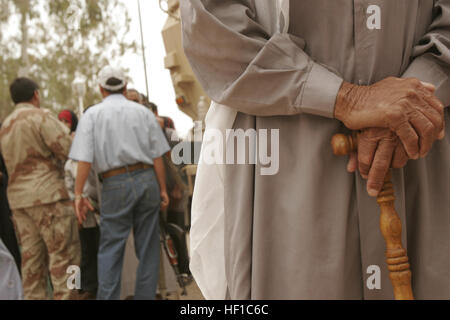 16 mai 2007, Al Madinah, l'Iraq, un civil iraquien s'attend en ligne pour ces médicaments. Il est l'un des nombreux profitant des soins médicaux fournis par des soldats de la 1ère Division de l'armée irakienne l'exécution d'une mission médicale coopérative (MEC) avec l'aide de mesure Compagnie, 2e Bataillon interarmes du 136e Régiment d'infanterie, 2e Groupe Logistique maritime (avant). 2ème MLG est déployée au sein de l'Al Anbar province afin de développer les forces de sécurité iraquiennes, faciliter le développement de la règle de droit, grâce à des réformes du gouvernement démocratique et de poursuivre le développement d'une marque Banque D'Images