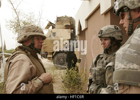 16 mai 2007, Al Madinah, l'Iraq, le Brigadier-général James A. Kessler, le 2e Groupe Logistique maritime (avant), général commandant de l'Armée parle avec le Lieutenant-colonel Gregg L. Parcs et le Capitaine Adam A. Gilbertson sur les soins médicaux fournis à des tiers. Les citoyens de Al Madinah comme Siyahiyah profiter des soins médicaux fournis par des soldats de la 1ère Division de l'armée irakienne l'exécution d'une mission médicale coopérative (MEC) avec l'aide de mesure Compagnie, 2e Bataillon interarmes du 136e Régiment d'infanterie, 2e MLG (FWD). Le Lieutenant-colonel. Parcs est la cabine et le capitaine commandant Gilber Banque D'Images