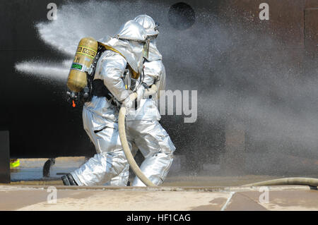 Senior Airman États-unis Larry Thompson et d'un membre de la 1re classe Nathan Smalkoski éteindre un incendie d'avion au cours de l'exercice au Patriot Volk Field à Camp Douglas, Wisconsin, le 17 juillet 2013. Exercice Patriot est un scénario d'opérations nationales pour évaluer la capacité de la Garde côtière de aider les États et les organismes locaux en réponse aux multiples situations d'urgence. Plus de 1 100 membres du Service des États-Unis et les autorités civiles, d'inclure le FBI, ministère de la Santé et des services et une variété d'organismes d'État, ont été de participer à l'exercice. (U.S. Photo de la Garde nationale par le sergent Michael Monroe/libéré) Pa Banque D'Images
