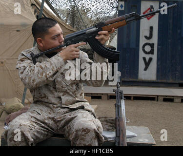 Corps des Marines des États-Unis (USMC) Caporal (Cpl) Raul Gonzalez, combattre le lithographe, Caméra de combat et d'impression, 1 Division de marines (MARDIV), les sites d'un 5,45 mm AKS-74 fusil d'assaut (avec un stock de pliage), qui a été capturé au cours d'une opération de stabilisation et de sécurité (SASO) menée contre les insurgés irakiens dans Ar Ramadi, en Irak, au cours de l'opération IRAQI FREEDOM. L'USMC contrôle rifle Banque D'Images