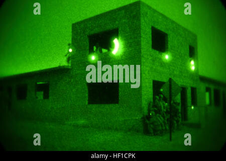 Les Marines et les marins de la Compagnie Echo, 2e Bataillon, 5e Régiment de Marines, d'attaque d'un objectif ennemi théorique au cours d'un raid nocturne à combattre mécanisé Town 25 ici, le 18 juillet 2013. Echo Co. formés avec l'assaut 3e Bn des amphibiens., et d'opérations spéciales et de formation pour le groupe de raid, de préparer l'unité pour un déploiement prochain avec la 31e Marine Expeditionary Unit plus tard cette année. Le raid a préparé les Marines pour des actions contre une force, qui utilise un préparé la défense. Ville de Combat raid Marines sous le couvert de l'obscurité 25 130718-M-PH863-002 Banque D'Images