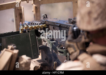 Une machine gunner combinée avec l'équipe 1 Anti-Armor Bravo, Compagnie d'Armes, 2e Bataillon, 3e Régiment de Marines envoie de son feu dans le M2 de mitrailleuse lourde de calibre .50, fournissant la suppression fire pour Echo Co. Marines comme ils l'avance de l'avant dans une société mécanisée au niveau des voies de fait à l'entraînement de Pohakuloa, New York, le 19 juillet 2013. Le CAAT1B s'est positionné dans un support en position de tir, à partir de l'assaut mécanisée avec un tube lance-optique de repérage, à lancer des missiles anti-char pour détruire un ennemi simulé de l'actif de l'air dans le cadre de l'exercice Lava Viper. Viper est un bataillon de lave Banque D'Images