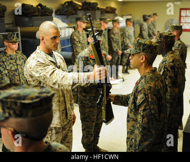 Les candidats de la Compagnie Charlie, Corps des Marines des États-Unis l'École des aspirants sont inspectés par leurs commandants de peloton à l'École des aspirants à bord Marine Corps Base Quantico, en Virginie, le 20 juillet 2013. (U.S. Marine Corps Photo par Lance Cpl. Kathryn K. Bynum/libéré) la Compagnie Charlie, l'École des aspirants 2013 130720-M-S127-206 Banque D'Images