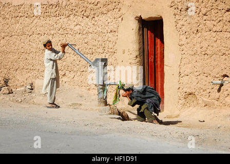 Les enfants boivent l'eau d'une pompe à l'extérieur de leur maison dans la région de Tarin Kot, Afghanistan, le 26 juillet 2013. Les soldats du 2e régiment de cavalerie, Groupe de travail de l'armée australienne, qui effectuaient une patrouille de défense au sol de nier les éléments menace la liberté de circulation près de base multinationale - Tarin Kot, tout en ayant conscience de la population locale. (U.S. Photo de l'armée par le Sgt. Jessi Ann McCormick) soldats australiens assurer un périmètre de sécurité à base de la coalition d'Ourouzgan 130726-Z-FS372-390 Banque D'Images