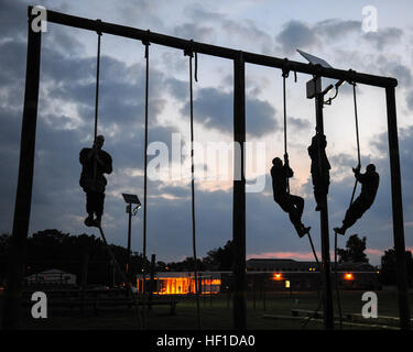 Les candidats de la Compagnie Charlie, Corps des Marines des États-Unis l'École des aspirants d'exécuter l'Endurance test à l'École des aspirants à bord Marine Corps Base Quantico, en Virginie, le 27 juillet 2013. (U.S. Marine Corps Photo par Lance Cpl. Kathryn K. Bynum/libéré) la Compagnie Charlie, l'École des aspirants 2013 130727-M-S127-008 Banque D'Images