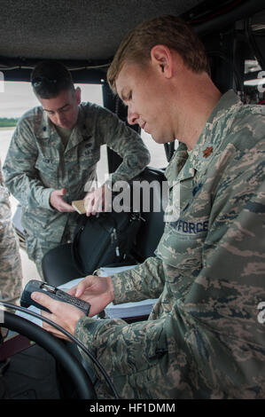 Le Major Ryan Adams, de l'air officier des opérations du Kentucky Air National Guard's 123e groupe le Plan d'intervention, d'établir des communications vocales sécurisées par satellite aux États-Unis avec les responsables de la commande de transport dans l'heure de l'atterrissage à l'aéroport de St Louis MidAmerica à Mascoutah, Illinois, le 5 août, 2013, dans le cadre de l'exercice d'allégement de la passerelle, une commande de transport aux États-Unis tremblement-réponse-scénario. Le 123e se joint à l'armée américaine en service actif du 689th Port rapide de l'élément d'ouverture Fort Eustis, Va., de se lever et de l'exploitation d'un groupe Force-Port, qui associe une ouverture Banque D'Images