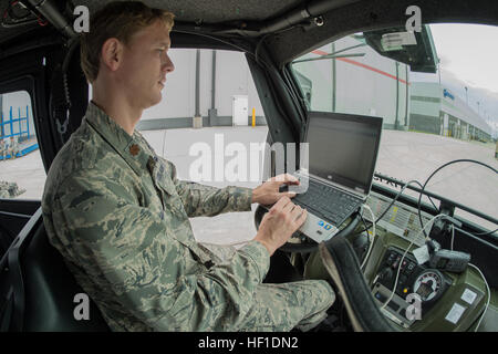 Le Major Ryan Adams, de l'air officier des opérations du Kentucky Air National Guard's 123e réponse d'urgence, les missions de transport aérien du groupe de moniteurs à partir d'un poste de commandement mobile au MidAmerica St. Louis Airport de Mascoutah, Illinois, le 5 août, 2013, dans le cadre de l'exercice d'allégement de la passerelle, une commande de transport aux États-Unis tremblement-réponse-scénario. Le 123e se joint à l'armée américaine,en service actif le 689th Port rapide de l'élément d'ouverture Fort Eustis, Va., de se lever et de l'exploitation d'un groupe de travail mixte, qui combine ouverture Force-Port une antenne de l'Armée de l'Air Port de débarquement avec une armée et de camionnage Banque D'Images