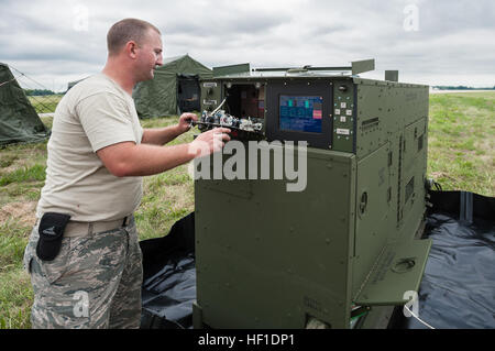 Tech. Le Sgt. Robert Shipp, un spécialiste de l'équipement de servitude au sol de l'Alaska Air National Guard's 123e réponse d'urgence, le groupe prépare un générateur électrique de 60 kilowatts au cours de l'accumulation de camp au MidAmerica St. Louis Airport de Mascoutah, Illinois, le 5 août, 2013, dans le cadre de l'exercice d'allégement de la passerelle, une commande de transport aux États-Unis tremblement-réponse-scénario. Le 123e se joint à l'armée américaine en service actif du 689th Port rapide de l'élément d'ouverture Fort Eustis, Va., de se lever et de l'exploitation d'un groupe de travail mixte, qui combine ouverture Force-Port une antenne de l'Armée de l'Air Port de Debarka Banque D'Images