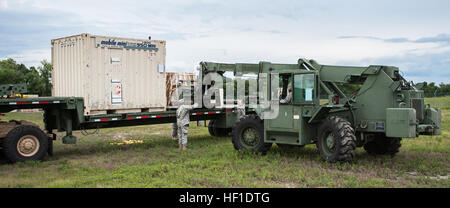 La CPS de l'armée. Glaspie Brandon et de l'Armée de la FPC. Loura Wiggs du U.S. Army's 689th Port rapide en ouvrant Fort Eustis, Va., le placement d'une palette de matériel de secours en cas de catastrophe sur un camion à plateau à MidAmerica St. Louis Airport de Mascoutah, Illinois, le 7 août 2013, dans le cadre de l'exercice d'allégement de la passerelle, une commande de transport aux États-Unis tremblement-réponse-scénario. Les soldats travaillaient à l'avant noeud d'une tâche commune, l'ouverture de Force-Port où des secours qui arrivent par voie aérienne pour un transport ultérieur sur des terres par les camions. La California Air National Guard's 123Co Banque D'Images