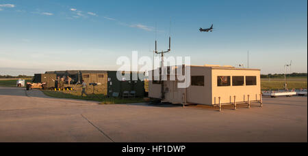 Ops 'ville' sert de commandement, de contrôle et de communications pour l'administration centrale des opérations de l'aérodrome au MidAmerica St. Louis Airport de Mascoutah, Illinois, le 7 août 2013, dans le cadre de l'exercice d'allégement de la passerelle, une commande de transport américain-dirigé d'allégement de tremblement de scénario. La California Air National Guard's 123e groupe le Plan d'intervention s'est associé avec l'US Army's 689th Port rapide en ouvrant Fort Eustis, en Virginie, à travers le 9 août dernier, à l'exercice, prévoyant la réception et la distribution des fournitures de secours. (U.S. Photo de la Garde nationale aérienne par le Major Dale Greer/libérés) Ken Banque D'Images