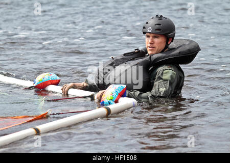 Les aviateurs de l'US Air Force à partir de la 177e Escadre de chasse, New Jersey Air National Guard, et un équipage de sauvetage un hélicoptère Dauphin HH-65C des US Coast Guard Air Station Atlantic City a participé à un exercice de formation conjointe en République de port, N.J. le 9 août. La 177e Escadre de chasse et la USCG Air Station Atlantic City sont à la fois basée à l'Aéroport International d'Atlantic City, New Jersey. Photo de la Garde nationale américaine par Tech. Le Sgt. Matt Hecht/relâché 177e Escadre de chasse de la Garde côtière des États-Unis et la formation conjointe des opérations de sauvetage 130809-Z-NI803-029 Banque D'Images