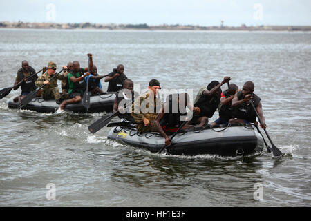 Le Cpl. Duncan Allen (à gauche) et lance le Cpl. Wade Patten (à droite), de reconnaissance des Marines avec air-sol marin spécialisé Task Force Afrique 13, observer la compagnie sénégalaise de Fusilier Commando Marine voile equipes après leur donnant des cours sur les commandes du bateau et la tactique sur Bel Air Base navale à Dakar, Sénégal, 14 août 2013. Outillage spécial Afrique MAGTF renforce les forces du Corps des Marines des États-Unis et l'Afrique du Sud des États-Unis la capacité de commande d'aider les pays partenaires de la coopération en matière de sécurité dans le théâtre et de militaires à militaires. Outillage spécial MAGTF itération actuelle de l'Afrique est la quatrième rotation wo Banque D'Images