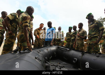 Lance le Cpl. Wade Patten, une reconnaissance avec Marine Marine spécialisé Task Force Afrique air-sol 13, explique les différentes composantes de l'entreprise sénégalaise de Zodiac de Fusilier Commandos Marines sur Bel Air Naval Air Station à Dakar, Sénégal, le 12 août, 2013. Outillage spécial Afrique MAGTF renforce les forces du Corps des Marines des États-Unis et l'Afrique du Sud des États-Unis la capacité de commande d'aider les pays partenaires de la coopération en matière de sécurité dans le théâtre et de militaires à militaires. Outillage spécial MAGTF itération actuelle de l'Afrique est la quatrième rotation travaillant avec les forces armées sénégalaises. (U.S. Marine Banque D'Images