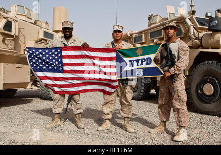 Le sergent-chef. Martinez François (à gauche), Sgt. Victor Reynoso et le Sgt. Steven Caraballo, membres de la Police de la ville de New York en tant que régiment de logistique de combat des Marines avec 2, le Commandement régional (Sud-ouest), dans la province d'Helmand, en Afghanistan, se sont réunis pour montrer leur soutien à la ville et aux habitants de New York le 13 août 2013. La plupart des Marines servant avec PLC-2 sont des réservistes du 6e Bataillon de communications, une unité de réserve du Corps des Marines basée à Brooklyn. Ils ont récemment déployés à l'appui de l'opération Enduring Freedom en juillet. Logistique de combat avec des Marines de NYPD Regiment 2 Afghans dans Banque D'Images