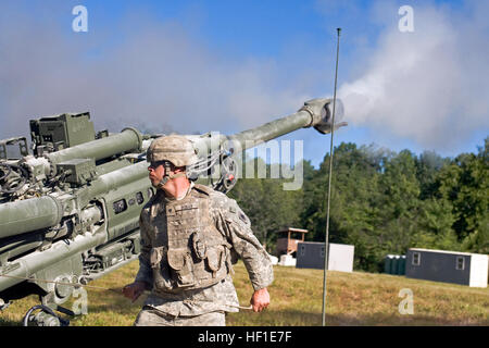 La CPS de l'armée américaine. Bobay Joseph, d'artilleur avec Charlie Batterie, 2e Bataillon, 150e Régiment d'artillerie, de l'Indiana Army National Guard, déclenche une série d'un M777 Howitzer de 155 mm remorqués au cours de Northern Strike 2013 au Camp Atterbury, près d'Édimbourg, Ind., 14 août 2013. Northern Strike est un Air National Guard mettant l'exercice de formation parrainée par l'air-sol, opérations visant à préparer le personnel pour mener des opérations de combat direct. (U.S. La Garde nationale de l'armée photo de John Crosby/libérés) observateurs avancés mener des missions d'incendies, Atterbury 130814-Z-MG787-010 Banque D'Images