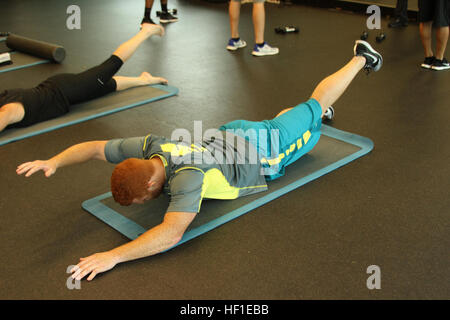 Le vétéran marine. Justin Reed travaille ses muscles du dos lors d'un programme d'exercices de conditionnement sur la troisième journée de formation au Centre de formation Nike à Portland, Oregon. Marines et marins anciens combattants qui participent dans le camp sera d'acquérir de nouvelles compétences afin de développer leur forme et technique pour l'amélioration de l'exécution et la course. Le Programme de reconditionnement athlète guerrier (WAR-P) propose des activités et des possibilités de blessés, malades ou blessés, les Marines de former en tant qu'athlètes, tout en augmentant leur force pour qu'ils puissent continuer avec le service militaire ou développer de saines habitudes de vie à l'extérieur de t Banque D'Images