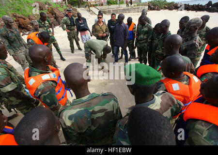 Entreprise sénégalaise de fusiliers commandos de marine travaillent aux côtés des Marines et marins avec un outillage spécial air-sol marin Task Force Afrique 13 comme ils bref comment effectuer une insertion de plage dans le cadre de la formation offerte par les Marines et les marins sur Bel Air Base navale à Dakar, Sénégal, 16 août 2013. Outillage spécial Afrique MAGTF renforce les forces du Corps des Marines des États-Unis et l'Afrique du Sud des États-Unis la capacité de commande d'aider les pays partenaires de la coopération en matière de sécurité dans le théâtre et de militaires à militaires. Outillage spécial MAGTF itération actuelle de l'Afrique est la quatrième rotation travaillant avec l'Seneg Banque D'Images