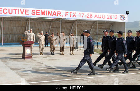 Les agents de police général mongol au cours de mars du col et de l'examen partie de la cérémonie d'ouverture des armes non létales (séminaire exécutif NOLES) dans cinq Hills Domaine de formation, la Mongolie, le 17 août 2013. NOLES est un exercice d'entraînement sur le terrain et de leadership séminaire parrainé chaque année par U.S. Marine Corps des forces américaines dans le Pacifique, et il est conçu pour promouvoir la sensibilisation et l'utilisation efficace des armes non létales comme outil pour maintenir l'ordre à faible intensité d'agitation civile ou de situations. (U.S. Marine Corps Photo par le Sgt John M. Ewald/libéré) les armes non létales exercice commence en Mongolie 130817- Banque D'Images