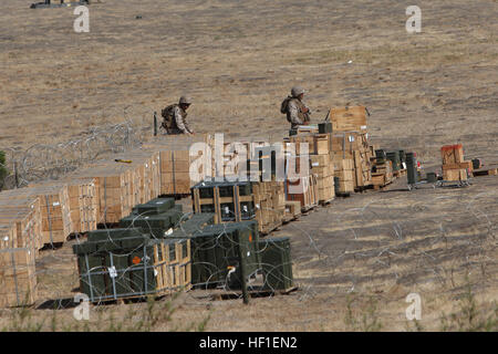 Avec le 1er Bataillon d'infanterie de marine, Régiment de logistique de combat 15, 1er Groupe Logistique Maritime, stade des munitions pendant un exercice de ravitaillement de munitions à bord de Camp Pendleton, en Californie, le 23 août, 2013. 16-30 août, 1milliards d'approvisionnement. devrait transporter environ 100 000 livres de munitions à l'appui d'exercices menés par le 11e Régiment de Marines, 1 Division de marines. (U.S. Marine Corps photo par Lance Cpl. Shaltiel Dominguez) 1er Bn Alimentation. effectue des exercices de ravitaillement en munitions 130826-M-SD123-001 Banque D'Images