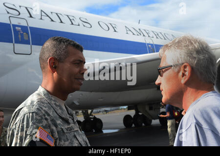 Le secrétaire à la Défense Chuck Hagel rencontre les dirigeants de l’armée américaine du Pacifique avant de quitter Hawaï pour la Malaisie, l’Indonésie, Brunei et les Philippines afin de discuter de la politique de défense, de la coopération régionale en matière de sécurité et de l’engagement stratégique avec les pays partenaires. Banque D'Images