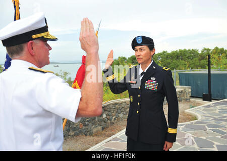 Le général de Marion Garcia, commandant adjoint, la FOI-Guantanamo, est promu par Adm arrière. Richard Butler, commandant de la FOI-Guantanamo de colonel le 30 août 2013, à Guantanamo Bay, Cuba. (Le s.. Lorne W. Neff/120e PAD/JTF-GTMO Affaires publiques) Promotion 130830-Z-VP250-018 Banque D'Images