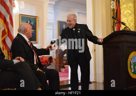 Maître de 2e classe Jerry Miller Smith, debout, un ancien combattant de la Seconde Guerre mondiale et l'un des premiers membres du premier bataillon de construction de la marine, a célébré son 100e anniversaire le 27 août 2013, à la Direction de la Caroline du Nord Governor's Mansion à Raleigh, N.C. Smith est l'un des pionniers de la célèbre 'eabees' qui est devenu une partie de la vigueur de la construction navale militaire responsable de la construction de bases à l'avance, les hôpitaux, les routes, les aéroports et dans les zones de combat dans les îles du Pacifique Sud dans les années 40. Ici il fait signe de la main d'un ancien combattant de la Seconde Guerre mondiale II, T.C. Lawson, qui Banque D'Images