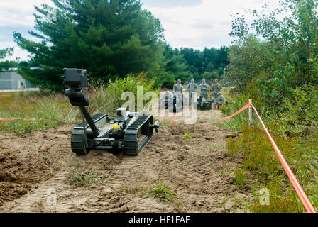 Des soldats américains avec la 251st compagnie du génie, à naviguer dans un iRobot PackBot à travers un parcours après avoir obtenu l'un des six balles de golf sur une épreuve de relais au cours de l'unité de la concurrence Enjeux Sapeur à Mount Apatite à Auburn, Maine, le 7 septembre 2013. La compétition de trois jours à l'essai chaque compétence sur les compétences de l'équipe de l'unité a été sur la formation au cours de la dernière année. Le PackBot, ainsi que le système de robot TALON, est l'un des nombreux outils l'unité utilise pour recon et soupçonné d'engins explosifs improvisés. (U.S. Photo de la Garde nationale par la CPS. Adam/Simmler) Parution le Sapeur Sta Banque D'Images