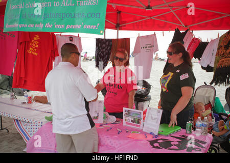 Meagan Bailey et Evan Chandler, membres de la 2e bataillon amphibie assaut conjoint Club, offre T-shirts en vente à la plage du bataillon ici Bash, le 14 septembre 2013. La plage annuelle a eu lieu Bash pour montrer l'appréciation pour les Marines, marins, la famille et les amis du bataillon pour leur soutien continu. Le lieu prévu des activités amusantes pour inclure un concours de karaoké, concours de danse, de l'équipe des courses de relais et des concours, cuve d'immersion et au sort des prix. Faire Gators débarquement amphibie à beach pour le fun 130914-M-XZ164-019 Banque D'Images