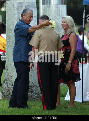 BASE COMMUNE de Pearl Harbor, Maine HICKAM -- M. Makua Kalani Apana, l'instructeur à Keiki Halau Hula O'Ulumahiehie eo Kalani met un lei sur le Lieutenant général Terry G. Robling, commandant des Forces maritimes du Pacifique, le 15 septembre 2013. C'était après que les étudiants de l'école élémentaire Point Iroquois terminé la danse dans le cadre du centenaire. (U.S. Marine Corps photo de la FPC. Erik Estrada) Logement de la base historique a 100 130915-M-QQ799-162 Banque D'Images