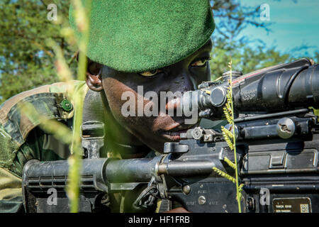 Une entreprise sénégalaise de Fusilier Commando Marine se prépare à vue dans sur une cible lors d'un exercice de patrouille le 16 septembre 2013. L'exercice était une partie d'une semaine de l'engagement dans lequel les Marines américains et les marins à la Station 13 Partenariat avec l'Afrique, formés avec les forces armées sénégalaises afin de promouvoir davantage la sécurité maritime et de partenariat dans la région. La station du Partenariat pour l'Afrique est un exercice combiné entre la U.S., Néerlandais, Espagnol, marins britanniques et leurs partenaires africains qui renforce les partenariats pour améliorer la sûreté et la sécurité en mer et à terre, de travailler ensemble pour un objectif commun partagé t Banque D'Images