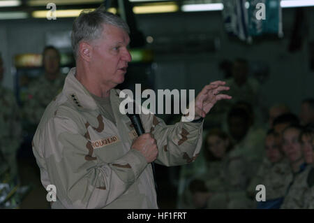 071028-M-0650G-051 CAMP Falloujah, en Irak (oct. 28, 2007) - Chef des opérations navales (ONC) Adm. Gary Roughead parle avec les marins affectés à II Marine Expeditionary Force. Roughead, avec Maître Premier maître de la Marine (MCPON) Joe R. Campa Jr., a visité les marins tout au long de la Province d'Al Anbar en Irak et les remercie de leur dévouement à l'égard du service. U.S. Marine Corps photo par Lance Cpl. Caleb Gomez (libéré) US Navy 071028-M-0650G-051 Chief of Naval Operations (ONC) Adm. Gary Roughead parle avec les marins affectés à II Marine Expeditionary Force Banque D'Images