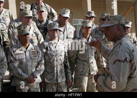 071028-M-0650G-009 CAMP FALLUJAH, Iraq (oct. 28, 2007) - Master Chief Petty Officer de la Marine (MCPON) Joe R. Campa Jr. parle avec le premier maître officiers affectés à II Marine Expeditionary Force. MCPON, aux côtés du chef des opérations navales (ONC) Adm. Gary Roughead, visité les marins tout au long de la Province d'Al Anbar en Irak et les remercie de leur dévouement à l'égard du service. U.S. Marine Corps photo par Lance Cpl. Caleb Gomez (libéré) US Navy 071028-M-0650G-009 Master Chief Petty Officer de la Marine (MCPON) Joe R. Campa Jr. parle avec le premier maître officiers affectés à II Marine Expeditionary Force Banque D'Images