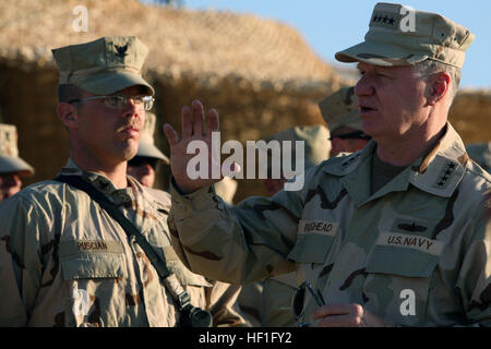 071028-M-0650G-127 CAMP HADITHA, Iraq (oct. 28, 2007) - Chef des opérations navales (ONC) Adm. Gary Roughead parle avec les marins affectés à l'Escadron fluviales (RIVERON) 2, Det. 1. Roughead, avec Maître Premier maître de la Marine (MCPON) Joe R. Campa Jr., a visité les marins tout au long de la Province d'Al Anbar en Irak et les remercie de leur dévouement à l'égard du service. U.S. Marine Corps photo par Lance Cpl. Caleb Gomez (libéré) US Navy 071028-M-0650G-127 Chief of Naval Operations (ONC) Adm. Gary Roughead parle avec les marins Banque D'Images