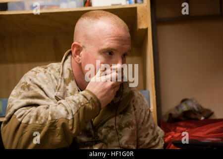 Le Cpl. James s'enregistrer, une logistique de combat avec Marine Regiment 2, Commandement régional (Sud-ouest), rassemble lui-même après avoir vu la naissance de son premier enfant sur un ordinateur au Camp Sapadalure, province de Helmand, Afghanistan, 18 septembre 2013. S'inscrire vu la naissance de sa petite fille sur l'ordinateur plus de 7 000 kilomètres de chez eux. Un monde à part, déployés père daughterE montres28099s premiers moments 130918-M-ZB219-870 Banque D'Images