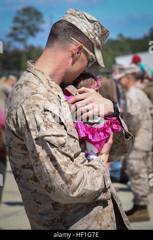 Les Marines de la Golf Company, 2e Bataillon, 8e Marines reviennent d’un déploiement de six mois en Afghanistan, arrivant au camp de base du corps des Marines Lejeune le 23 septembre 2013, et sont accueillis par leur famille lors du retour de l’unité. Banque D'Images