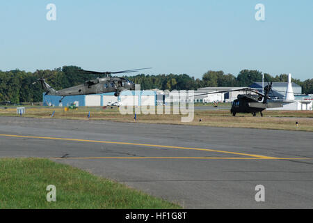 L'armée américaine d'hélicoptères UH-60 Blackhawk affecté à la Compagnie Alpha, 3e Bataillon, 142e Régiment d'aviation, la Garde Nationale de New York s'écarter un vol dans la région de Latham, NY, 25 septembre 2013. Les hélicoptères étaient en route à Fort Hood, au Texas, pour compléter la formation avec des soldats affectés à la 42e Brigade d'aviation de combat avant le déploiement au Koweït. (U.S. Photo de Garde Nationale d'armée par le Colonel Richard Goldenberg/libérés) Départ de formation 130925-DE-Z820-009 Banque D'Images