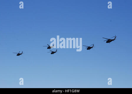 L'armée américaine d'hélicoptères UH-60 Blackhawk affecté à la Compagnie Alpha, 3e Bataillon, 142e Régiment d'aviation, la Garde Nationale de New York s'écarter un vol dans la région de Latham, NY, 25 septembre 2013. Les hélicoptères étaient en route à Fort Hood, au Texas, pour compléter la formation avec des soldats affectés à la 42e Brigade d'aviation de combat avant le déploiement au Koweït. (U.S. Photo de Garde Nationale d'armée par le Colonel Richard Goldenberg/libérés) Départ de formation 130925-DE-Z820-014 Banque D'Images