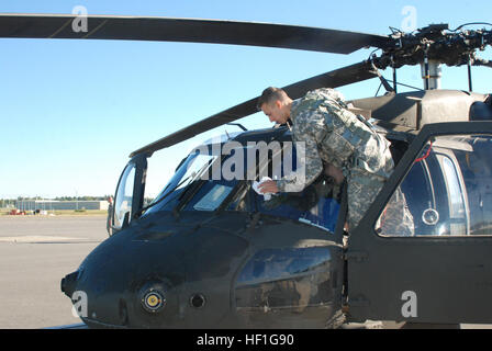 La CPS de l'armée américaine. Benjamin Cleavland, avec la Garde Nationale de New York, effectue une inspection prévol d'un UH-60 Black Hawk affecté à la Compagnie Alpha, 3e Bataillon, 142e Régiment d'aviation avant de partir un vol dans la région de Latham, NY, 25 septembre 2013. L'hélicoptère et l'équipage étaient en route à Fort Hood, au Texas, pour compléter la formation avec des soldats affectés à la 42e Brigade d'aviation de combat avant le déploiement au Koweït. (U.S. Photo de Garde Nationale d'armée par le Colonel Richard Goldenberg/libérés) Départ de formation 130925-DE-Z820-022 Banque D'Images