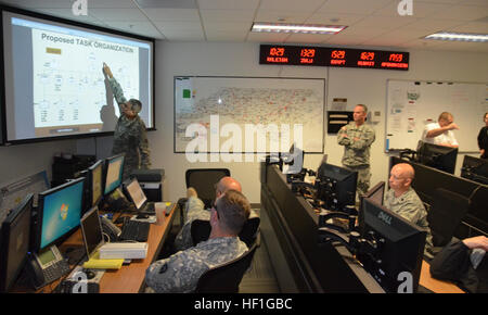 Les dirigeants de la Garde nationale de Caroline du Nord sont photographiés au cours d'un exercice pour tester la NCNG en gestion des situations d'urgence du nouveau programme de formation des formateurs à l'administration centrale du NCNG dans Raleigh, N.C., le 26 septembre 2013. Les formateurs peuvent créer des scénarios pour améliorer l'NCNG réponse aux catastrophes. (U.S. La Garde nationale de l'Armée Photo par le Sgt. 1re classe Robert Jordan, North Carolina National Guard Affaires publiques / Relâché) NC Guard est titulaire de l'exercice 130926 ouragan-OU-Z450-016 Banque D'Images