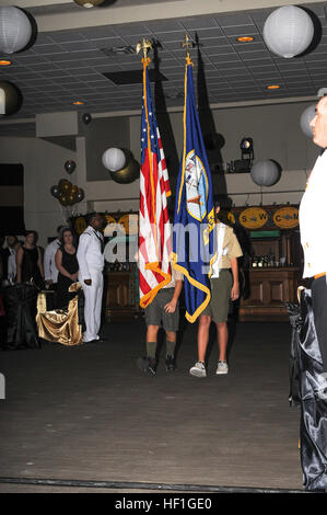 Groupe de travail conjoint Guantanamo Troopers et station navale des États-Unis à Guantanamo Bay, Cuba, les résidents se lever pour l'hymne national les Scouts Troop 435 présente les drapeaux au cours de la Navy Seabee boule pour célébrer 74 années de service le 5 mars au Windjammer de bal. Environ 150 personnes ont pris part à l'argent, l'or blanc et d'événements à thème. Construit pour durer, Seabees célébrer 74 ans en style 160305-Z-KK981-040 Banque D'Images