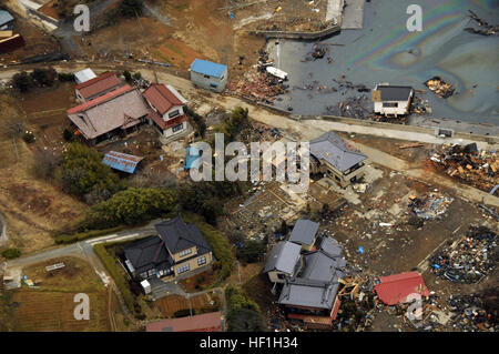 Les maisons sont en ruine dans cette ville côtière du Japon. L'Escadron d'hélicoptères de lutte anti-sous-marine 14 procède à l'aide humanitaire et des opérations de recherche et de sauvetage sur la côte est du Japon, dans le cadre de l'opération Tomodachi. Flickr - DVIDSHUB - SH 14 mène des opérations d'aide humanitaire (Image 8 de 8) Banque D'Images