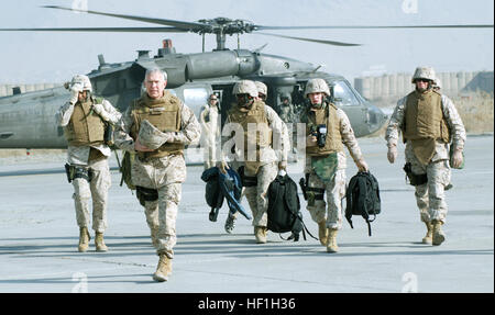 Le général Marine James T. Conway, Commandant de la Marine Corps (avant), à la tête d'un groupe de marines au large d'un hélicoptère Blackhawk UH-60 à l'aéroport international de Kaboul le 25 novembre. Le commandant s'est rendu en Afghanistan après avoir passé Thanksgiving en Iraq et a rencontré à Camp Eggers avec le général de l'Armée de Robert W. Cone, le Combined Security Transition Command - Afghanistan, alors commandant de la région de Kaboul avec des Marines à la Force internationale d'assistance à la sécurité de la salle à manger. Accompagnant la photo de gauche, Conway, sont le lieutenant-colonel Thomas C. Johnson, Sgt. Le major de la Marine Corps Carlton W. Kent, le s.. Christopher Banque D'Images