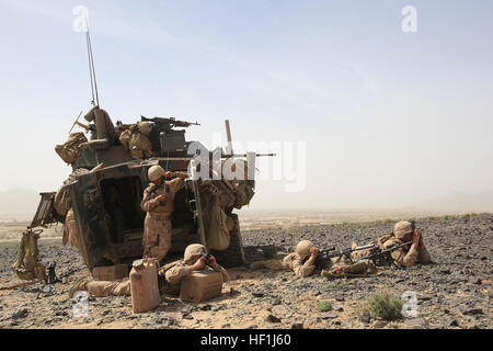 Les Marines de la Compagnie C, 3e Bataillon de reconnaissance blindé, numériser les collines de la vallée de Bahram Chah pour un insurgé spotter mortier pendant le fonctionnement Rawhide II dans la province de Helmand, Afghanistan, le 16 mars. Tout au long des quatre jours de raid sur le trafic d'insurgés clé moyeu sur la frontière avec le Pakistan, guetteurs d'insurgés ont tenté de ramper sur la colline d'appeler la ligne dans le feu sur les positions. Flickr - DVIDSHUB - 3e LAR touche frappe à la frontière pendant le fonctionnement du moyeu d'insurgés Matières Masquer II (Image 1 de 8) Banque D'Images