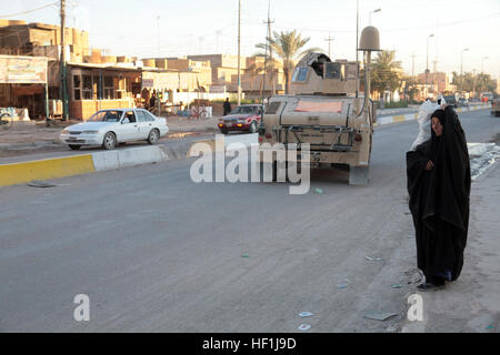 071210-M-2819S-060 Al Fallujah, Iraq (déc. 10, 2007) une femme porte un sac en voie d'approvisionnement de rechange Ethan. U.S. Marine Corps photo par le Sgt. Neill A. Sevelius (libéré) US Navy 071210-M-2819S-060 Une femme porte un sac en voie d'approvisionnement de rechange Ethan Banque D'Images